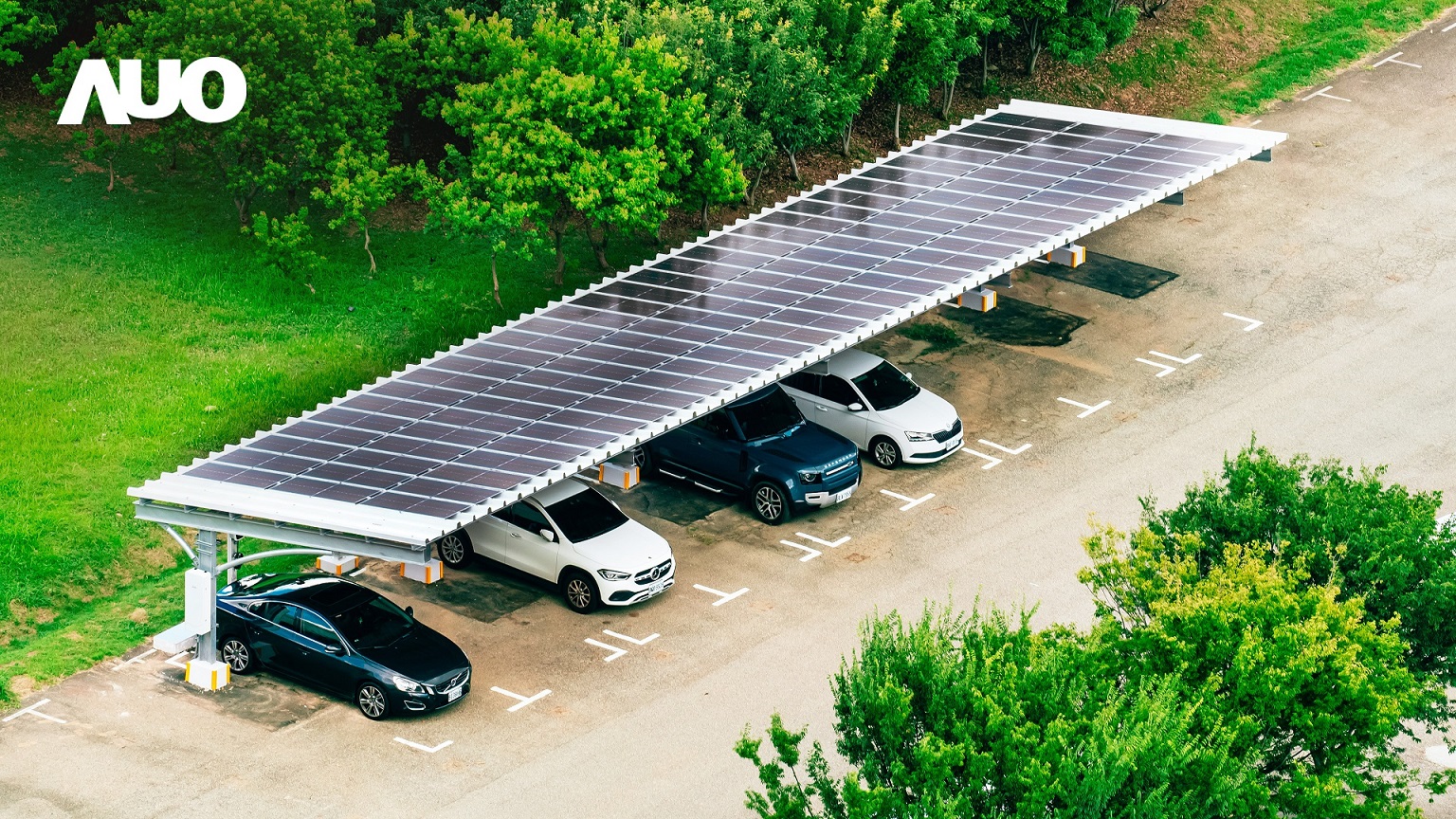 友達SunSteel光電整合型浪板具備快速安裝、輕量化優勢，可提升15%發電效能，通過國際IEC與國內VPC認證安全、防漏、耐候標準