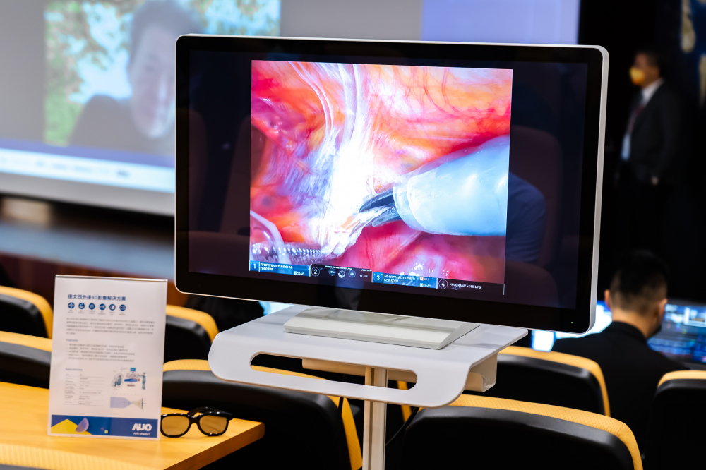 達擎於「國際大腸直腸外科論壇」中，成功導入達文西外接3D影像解決方案。透過達擎即時影像處理技術轉換為成1080p的高解析度畫質，將3D擬真畫面即時呈現於32吋4K 3D醫療顯示器