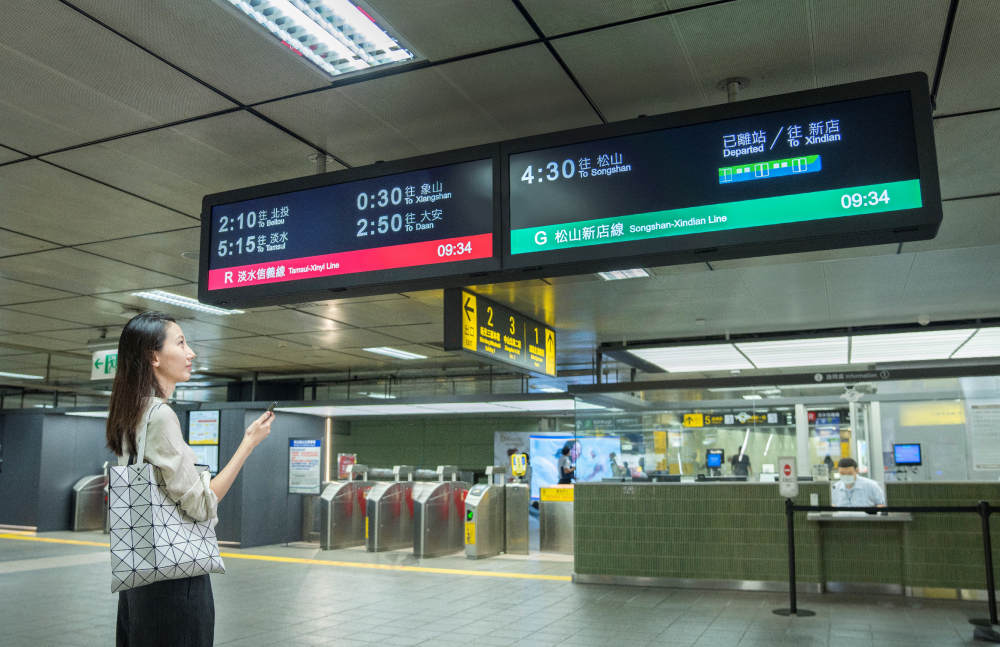 達擎TARTAN顯示器的特殊長條型比例非常適合空間與高度有限的大眾運輸場域應用，具備工業等級高品質、高亮度、高解析與高色彩飽和度等優勢，打造都會智能車站新風貌。