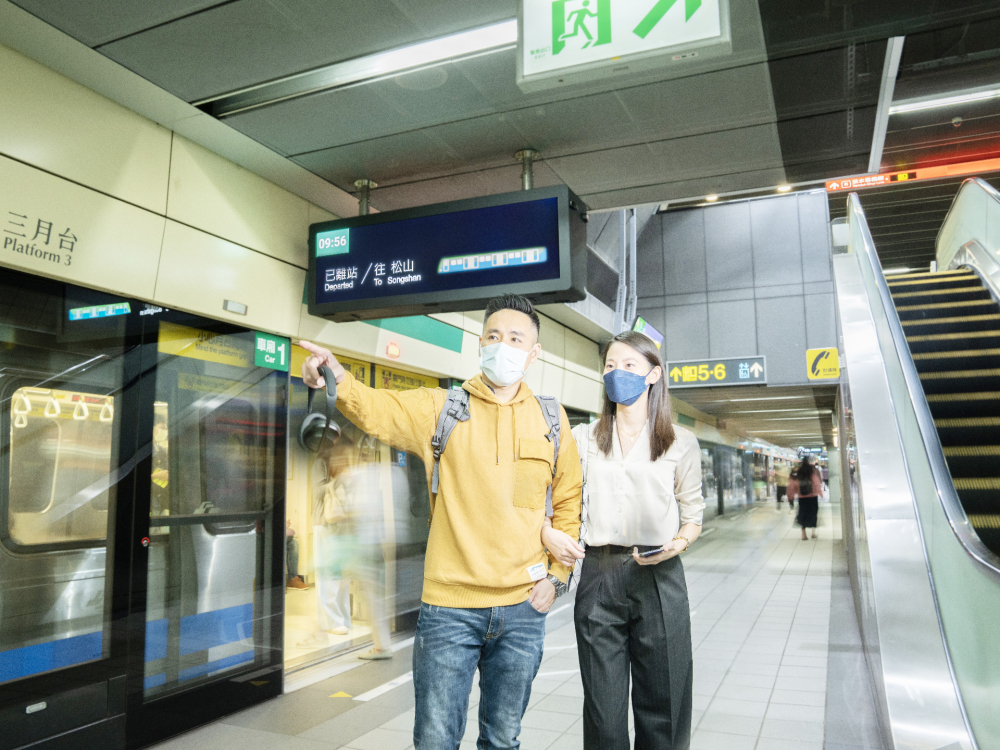 友達旗下達擎之客製化TARTAN顯示器，於台北捷運中山站亮相。以獨特長條型比例與高畫質特色，為台北捷運站帶來嶄新的都會車站風貌