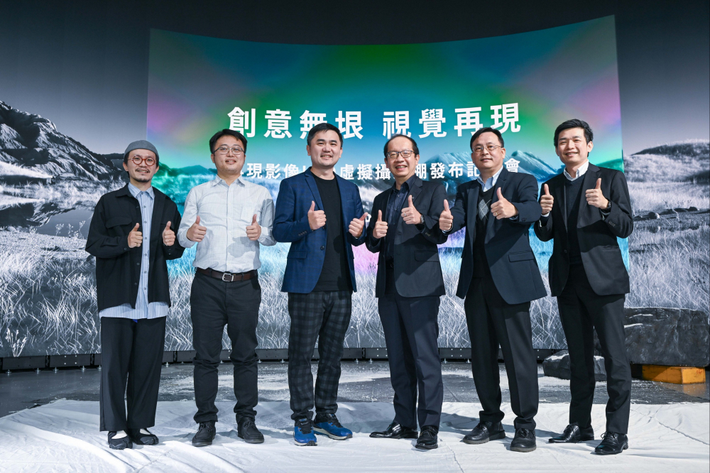 友達光電與再現影像攜手，於中影製片廠建置全台首座提供嶄新一站式整合服務的LED虛擬製作攝影棚（圖左至右：再現影像視覺總監郭憲聰、再現影像營運總監黃棨雋、再現影像藝術總監與導演紀柏舟、友達光電技術長廖唯倫、友達光電系統設計製造服務事業總部副總經理曾天龍、友達光電系統產品事業資深處長蘇聖倫）