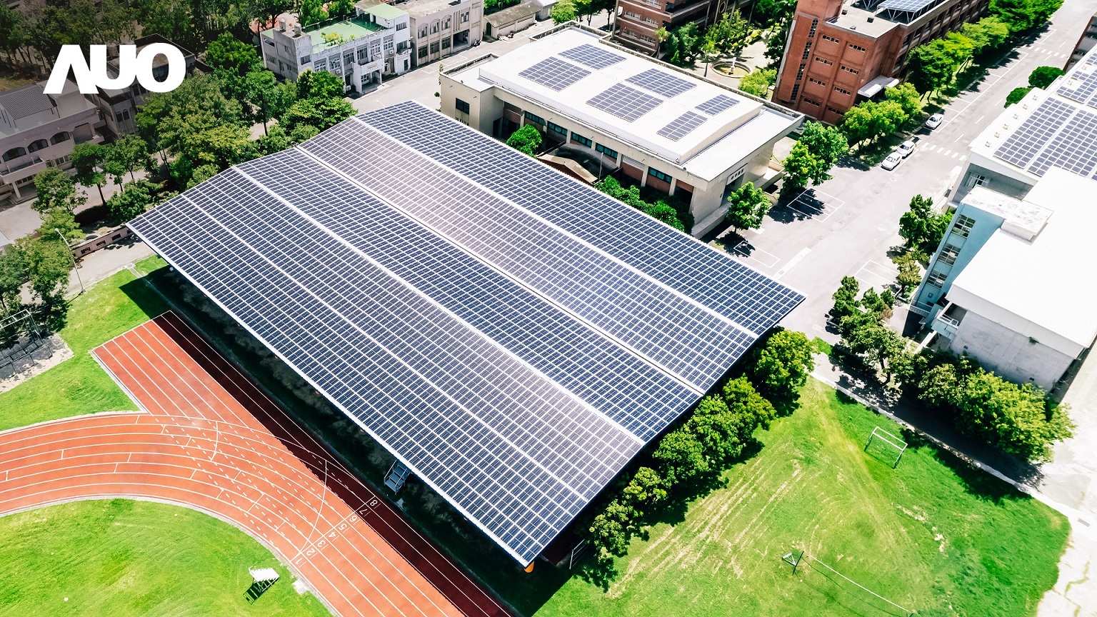 友達SunSteel光電整合型浪板具備快速安裝、輕量化優勢，可提升15%發電效能，通過國際IEC與國內VPC認證安全、防漏、耐候標準
