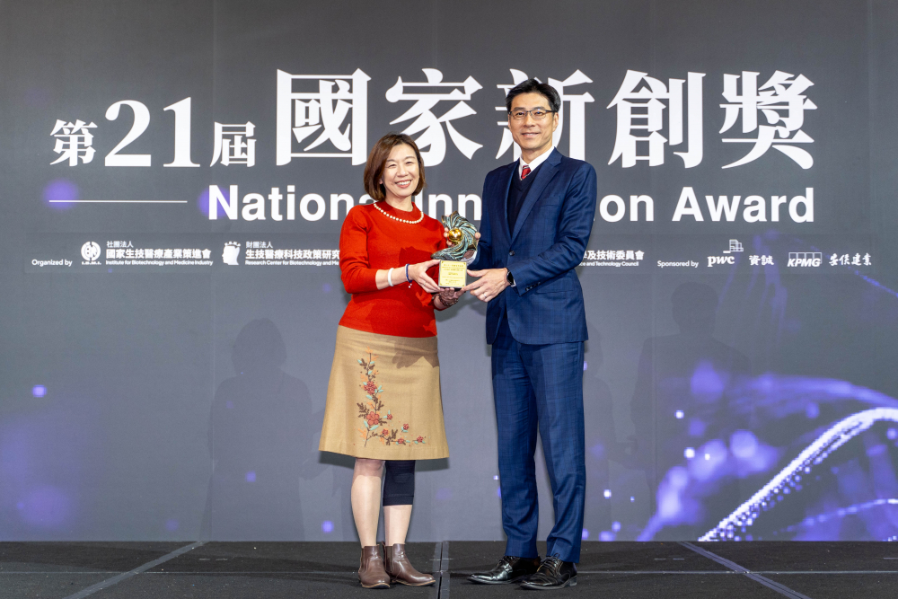 友達旗下子公司友達耘康與達擎分別以「中醫數位化檢測解決方案」及「寬視角3D醫療顯示器」獲得第二十一屆國家新創獎「智慧醫療與健康科技」類別的「企業新創獎」與「國家新創精進獎」兩項殊榮。圖左為衛生福利部政務次長林靜儀、圖右為友達光電智慧醫療事業群總經理廖世宏